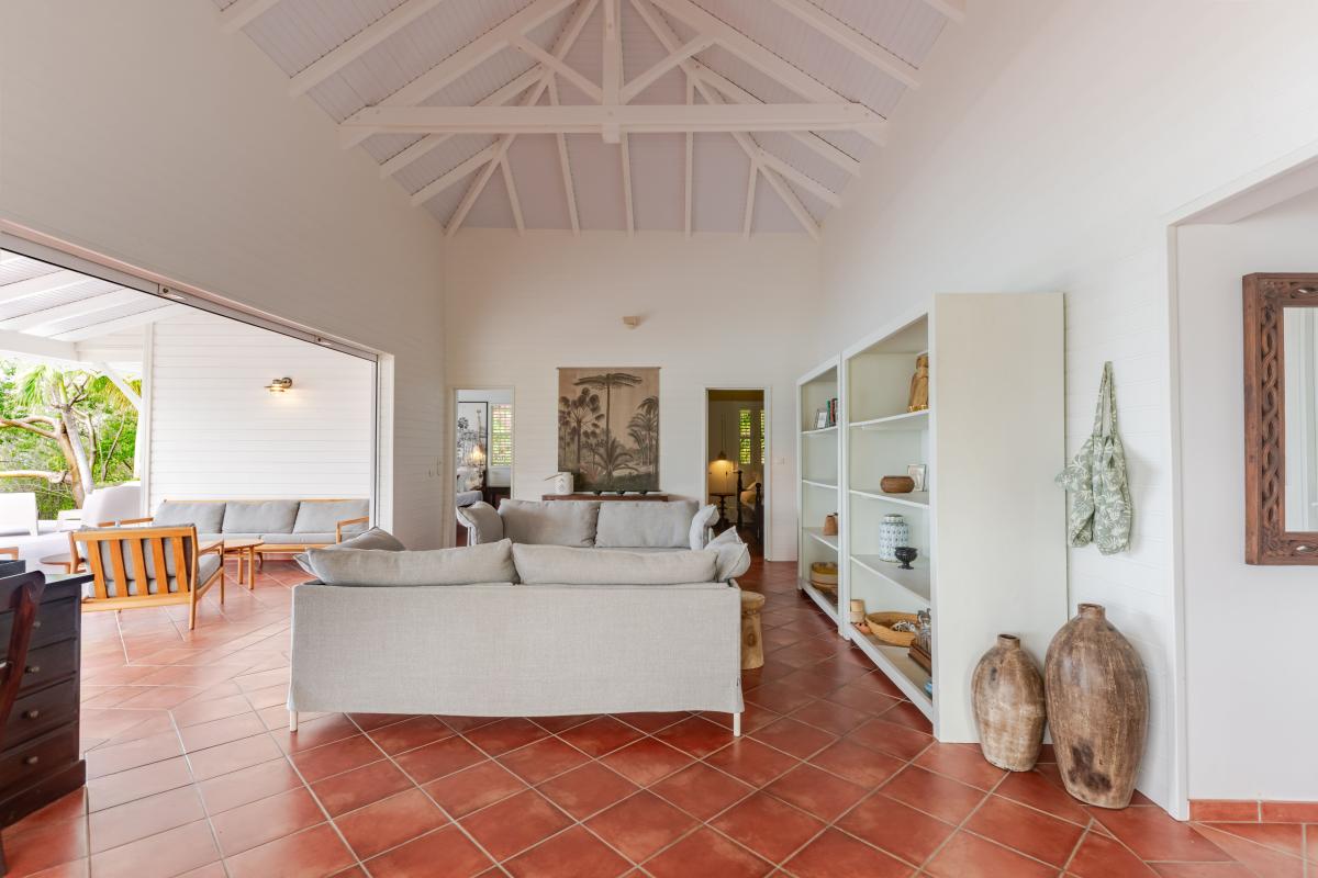 16 sejour-cuisine-ouverte-renovee-vue-mer-martinique (3)